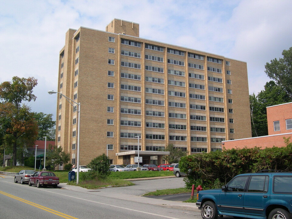 de Chantal Apartments in Saranac Lake, NY - Building Photo