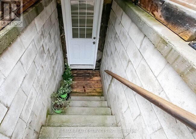 24 Vivians Crescent in Brampton, ON - Building Photo - Building Photo