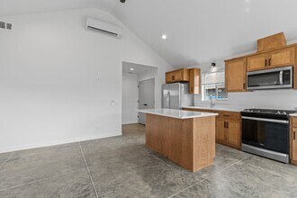 109 Gangnes Dr in Talent, OR - Building Photo - Building Photo