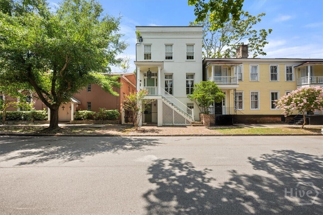 205 W Huntingdon St in Savannah, GA - Building Photo