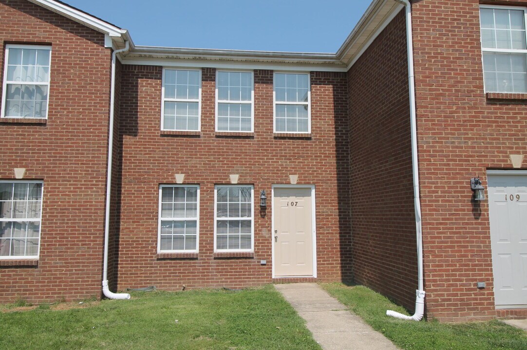 107 Coburn Dr in Nicholasville, KY - Building Photo