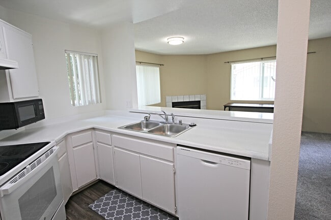 7575 Charmant Dr, Unit 1012 in San Diego, CA - Foto de edificio - Building Photo