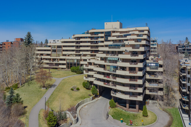 Holly Park in Calgary, AB - Building Photo - Building Photo