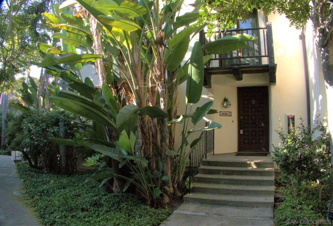 8686 Villa La Jolla Dr in San Diego, CA - Building Photo