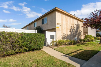 1012 Mission Dr in Costa Mesa, CA - Building Photo - Building Photo