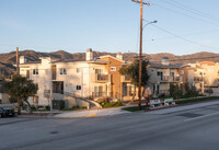 2454 Montrose Ave in Montrose, CA - Foto de edificio - Building Photo