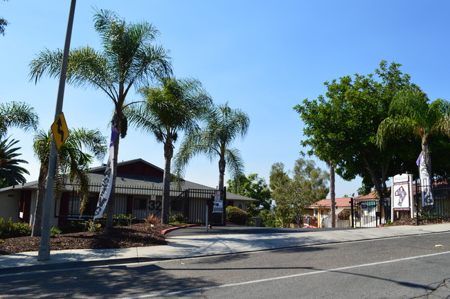 Hillside Terrace-Vista in Vista, CA - Building Photo - Building Photo