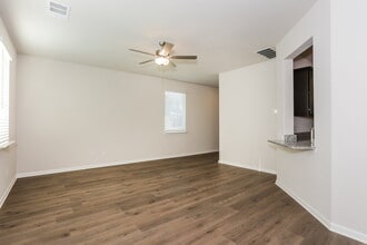 1447 Reiner Dr in Crandall, TX - Foto de edificio - Building Photo