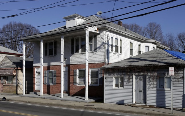 926 Main St in West Warwick, RI - Building Photo - Building Photo