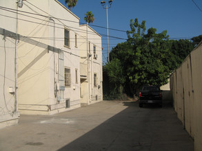 5520 Franklin Ave in Los Angeles, CA - Building Photo - Building Photo