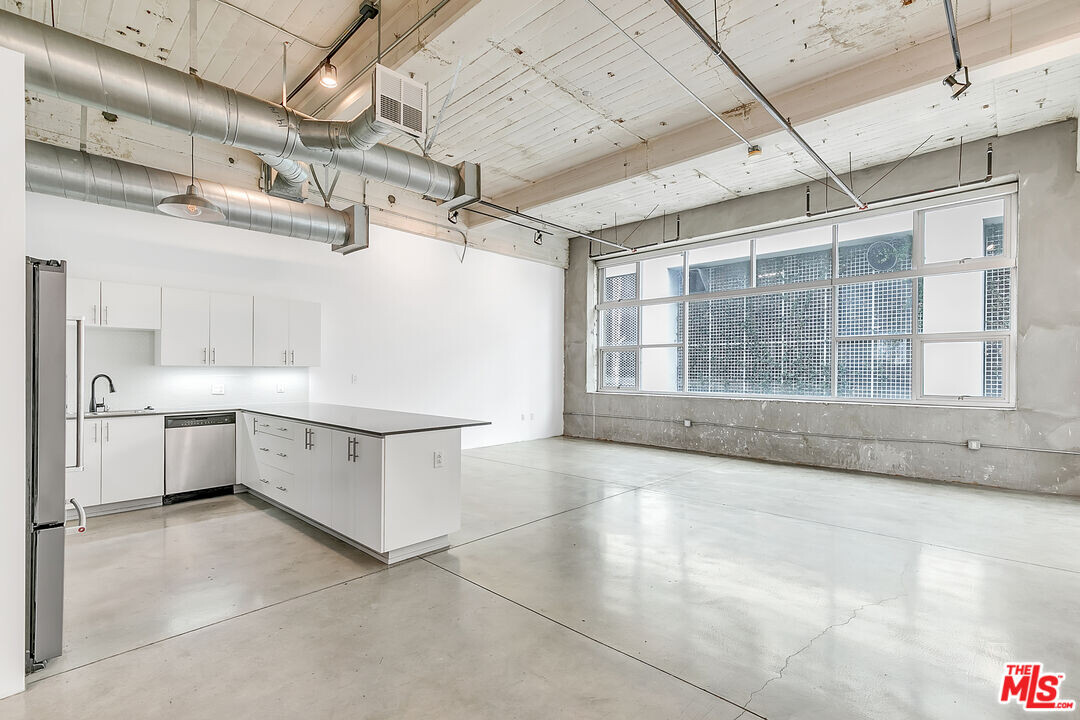 1130 Flower St in Los Angeles, CA - Building Photo