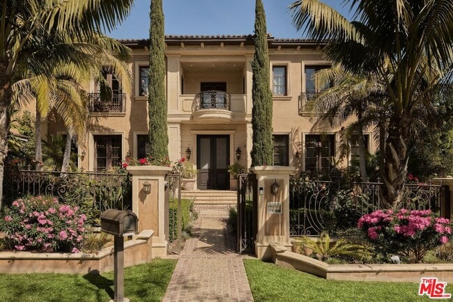 property at 614 N Palm Dr