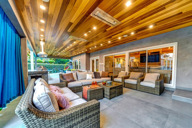 5817 Ranchito Ave in Van Nuys, CA - Foto de edificio - Building Photo