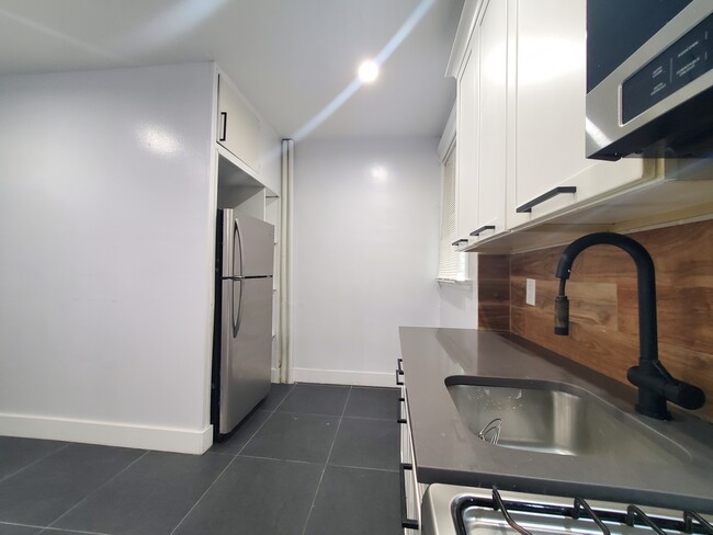 66 W 18th St, Unit 2F in Bayonne, NJ - Foto de edificio - Building Photo