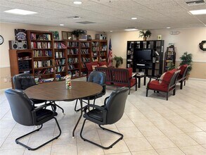 2970 NE 16th Ave, Unit 111 in Oakland Park, FL - Foto de edificio - Building Photo