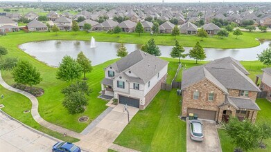3215 Laurel Bend Ln in Pearland, TX - Foto de edificio - Building Photo