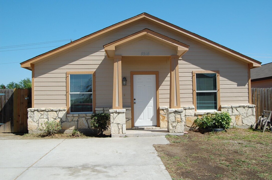 5318 Hermosillo St in Laredo, TX - Building Photo
