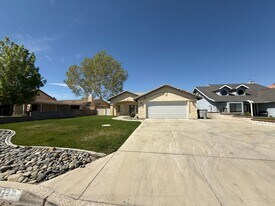 13372 Country Club Dr in Victorville, CA - Building Photo