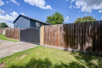 402 Tresvant Dr in Webster, TX - Building Photo - Building Photo