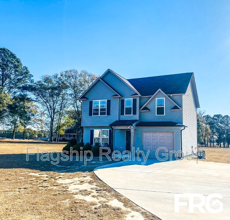 109 Dobbs County Court House Rd in La Grange, NC - Building Photo