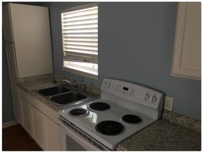 1050 Vanderbilt St in San Antonio, TX - Building Photo - Building Photo