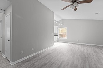 1042 Mainstreet Lake Dr in Stone Mountain, GA - Building Photo - Building Photo