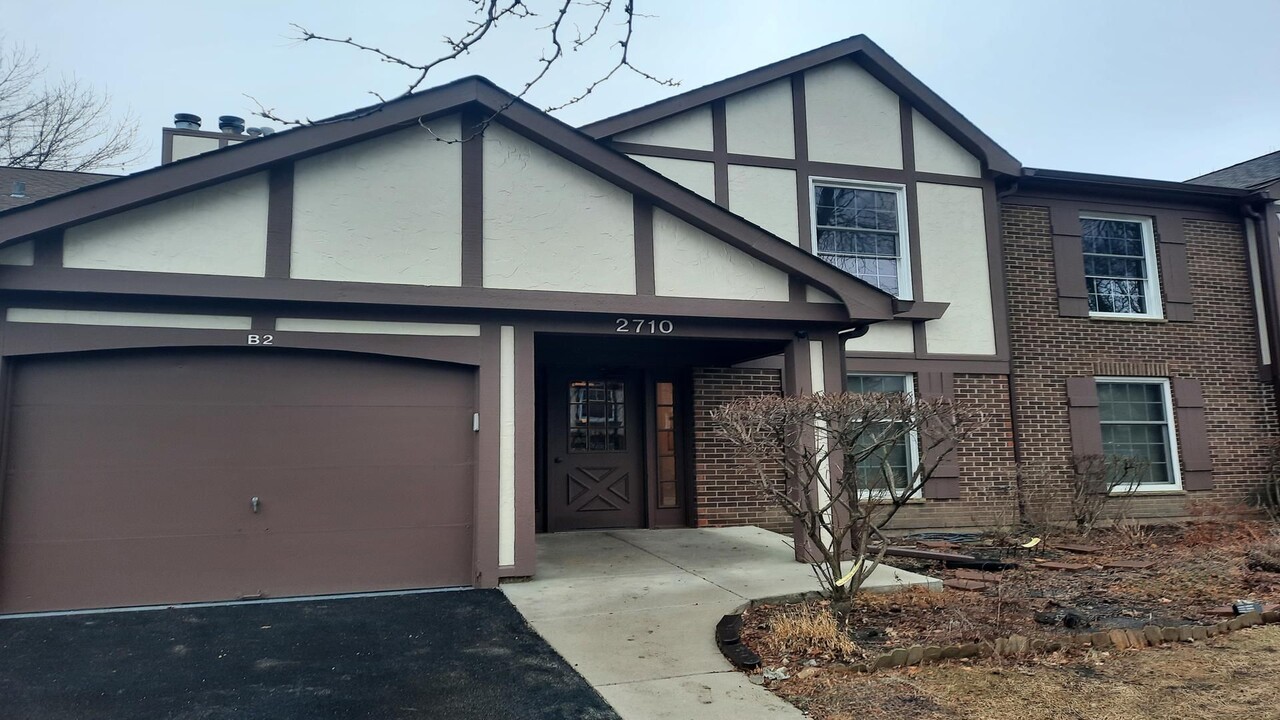 2710 Northampton Dr in Rolling Meadows, IL - Building Photo