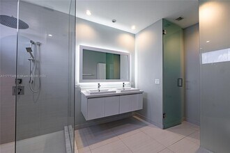 6404 NW 104th Path in Medley, FL - Building Photo - Building Photo