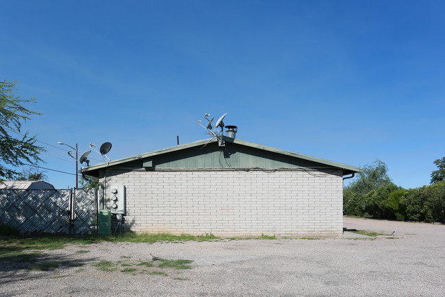 5750-5754 E 24th St in Tucson, AZ - Foto de edificio - Building Photo