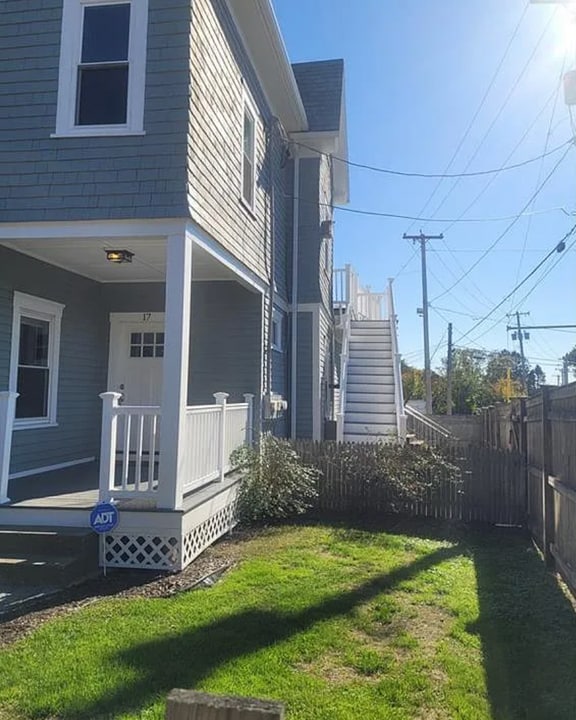 17 Vernon Ave in Newport, RI - Building Photo