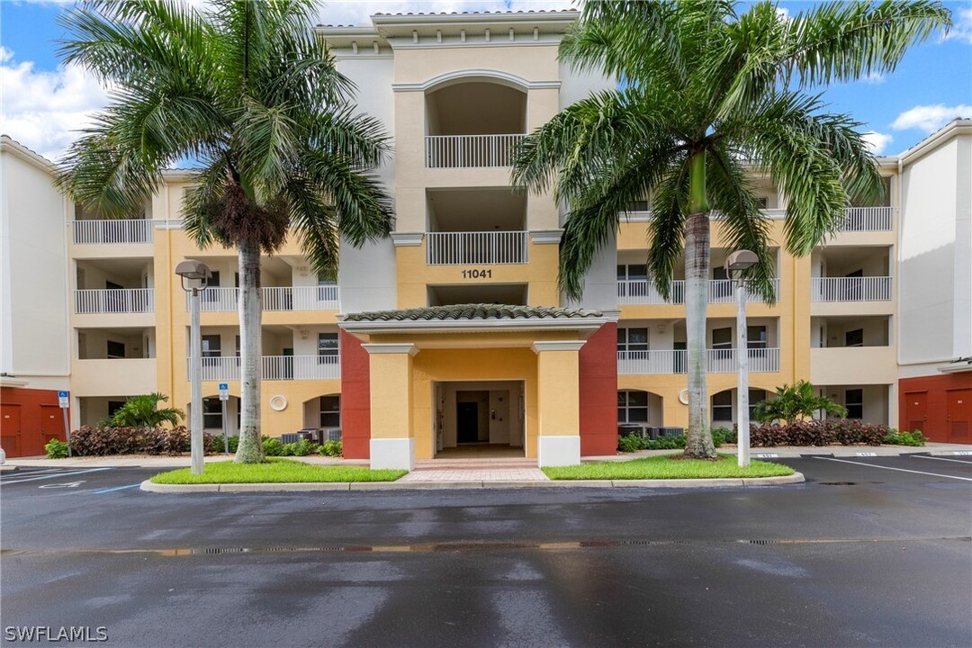 11021 Gulf Reflections Drive in Ft. Myers, FL - Foto de edificio