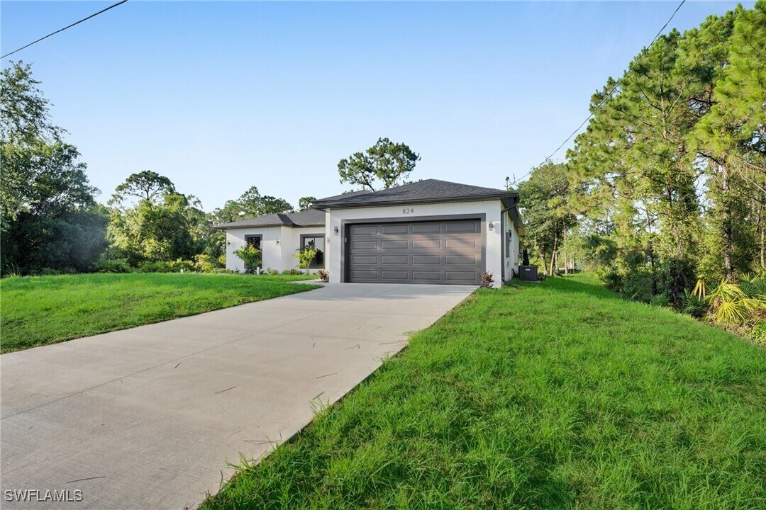848 Calumet St E in Lehigh Acres, FL - Foto de edificio
