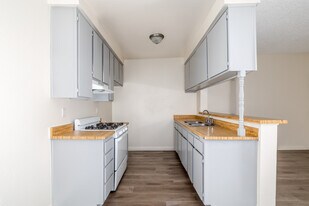 8541 Foothill Blvd in Sunland, CA - Building Photo