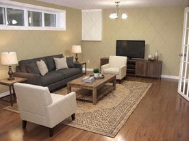 105 Bayview Pky in Newmarket, ON - Building Photo