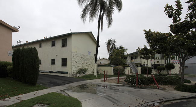 Mayfair Lodge Apartments in Anaheim, CA - Building Photo - Building Photo