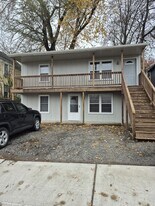 604 East St in Parkville, MO - Building Photo