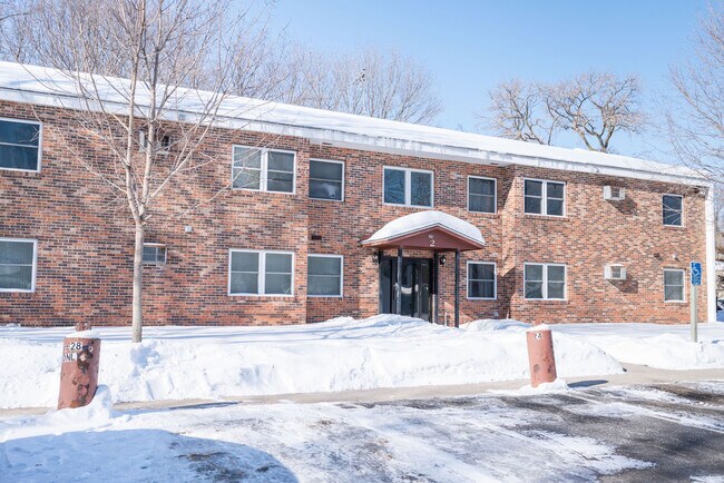 321 W Bert St, Unit 1 in Lake Crystal, MN - Foto de edificio - Building Photo