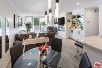 8535 W Knl Dr in West Hollywood, CA - Foto de edificio - Building Photo