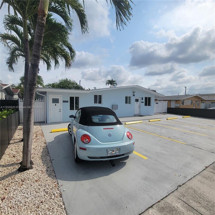 1039 W 23rd St in Hialeah, FL - Building Photo