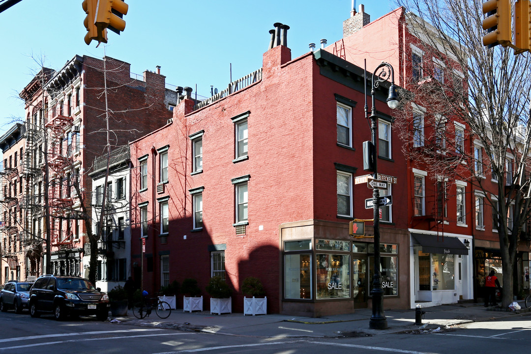 386 Bleecker St in New York, NY - Building Photo