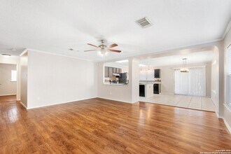 7910 Chestnut Barr Dr in Converse, TX - Foto de edificio - Building Photo