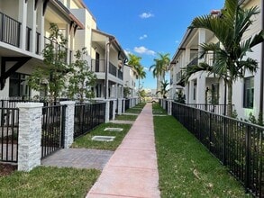 4657 NW 83rd Pkwy in Doral, FL - Building Photo - Building Photo