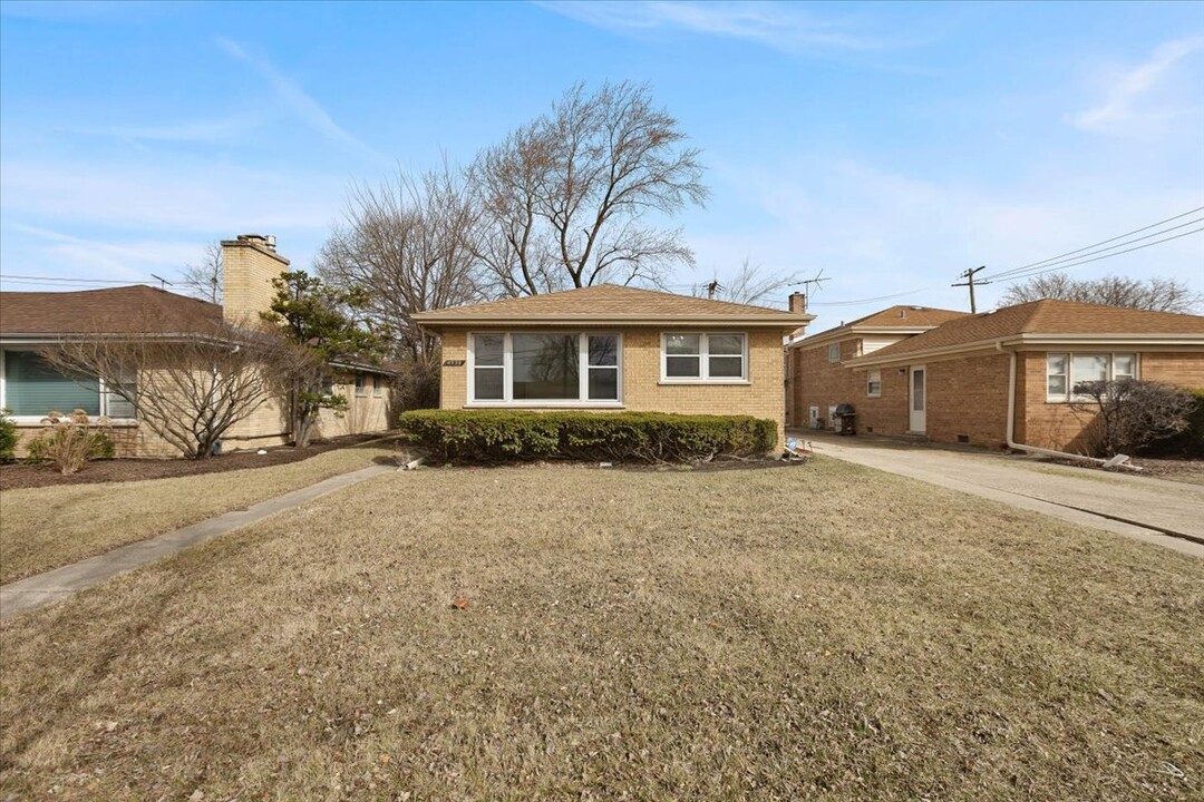 4538 Dempster St in Skokie, IL - Building Photo