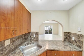 6705 N Kendall Dr in Pinecrest, FL - Building Photo - Building Photo