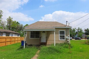 107 Prewitt Ln in West Columbia, TX - Building Photo