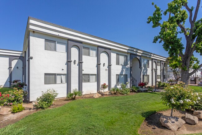 Clovis Courtyard Apartments in Clovis, CA - Foto de edificio - Building Photo