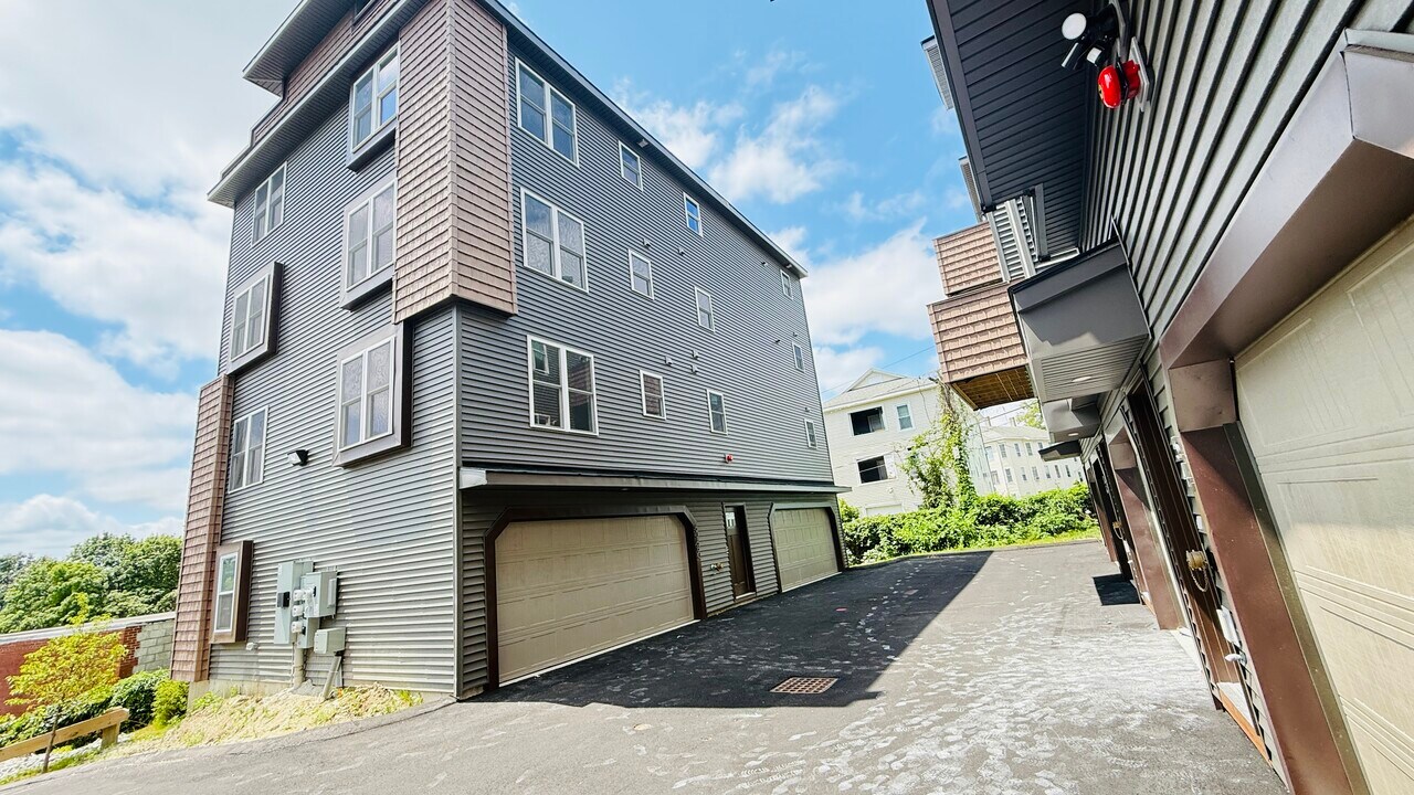60 Richards St in Worcester, MA - Building Photo