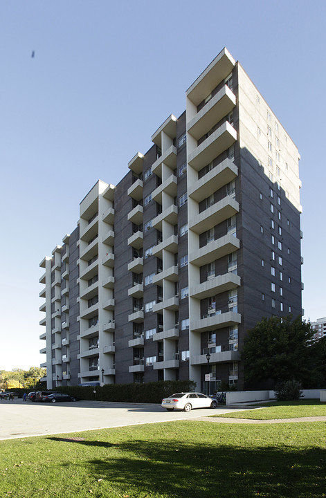 South Kingsway Square in Toronto, ON - Building Photo