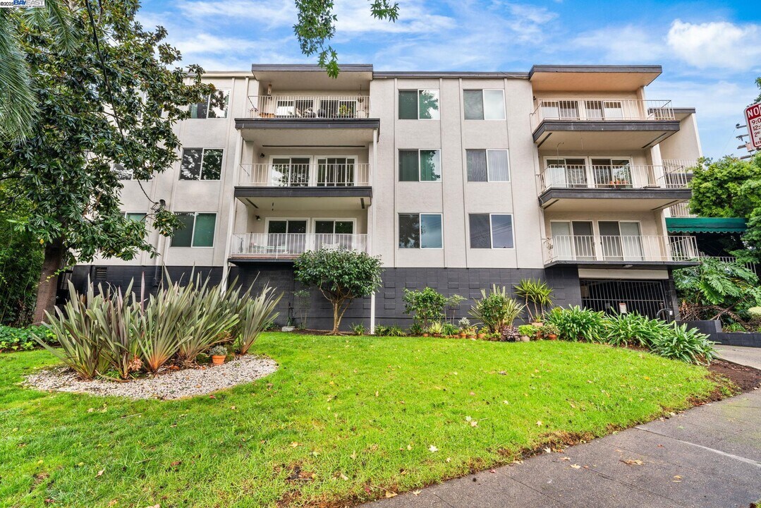 695 Mariposa Ave in Oakland, CA - Building Photo