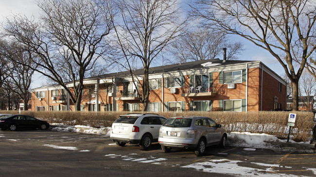 Brittany Place Condominiums in Arlington Heights, IL - Building Photo - Building Photo